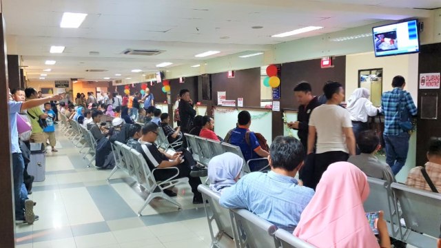 Suasana antrean perpanjangan stnk di SAMSAT Polda Metro. Foto: Fadjar Hadi/kumparan