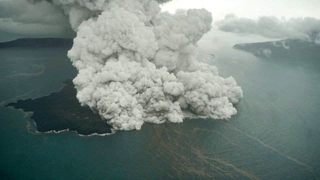 Gambar udara kondisi Anak Gunung Krakatau. (Foto: Dicky Adam Sidiq/kumparan)
