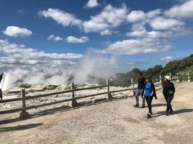 Najwa Shihab Mengunjungi Pohutu Geyser  (Foto: Instagram (@najwashihab))