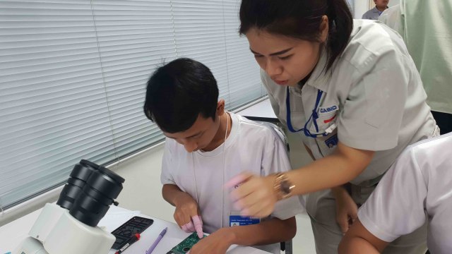 Siswa SMK asal Indonesia peserta magang di pabrik Casio di Thailand mempelajari berbagai proses produksi. (Foto: Dok. Casio)