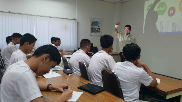 20 siswa SMK dari berbagai kota di Indonesia magang di pabrik Casio di Thailand. (Foto: Dok. Casio)