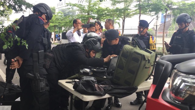 Polisi temukan kotak mencurigakan diduga bom di depan kantor Pemenangan Jokowi di Sulsel. (Foto: Dok. Istimewa)