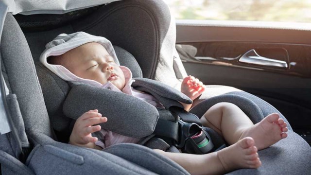 Amankah Membiarkan Bayi Tertidur di Kursi Penumpang?