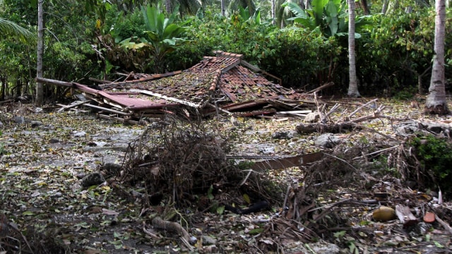 Rumah-rumah di Pulau Sebesi, Lampung Selatan, ambruk setelah diterjang tsunami. (Foto: ANTARA/Adam Bariq)