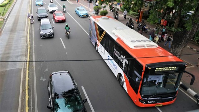 Suasana lalu lintas di sekitar Monumen Nasional, Jakarta jelang malam pergantian tahun. Foto: Nugroho Sejati/kumparan