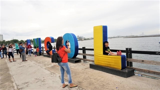Pengunjung memadati kawasan Pantai Karnaval Ancol dan sekitarnya sejak sore hari, Senin (31/12). Foto: Nugroho Sejati/kumparan