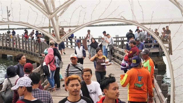 Pengunjung memadati kawasan Pantai Karnaval Ancol dan sekitarnya sejak sore hari, Senin (31/12). (Foto: Nugroho Sejati/kumparan)