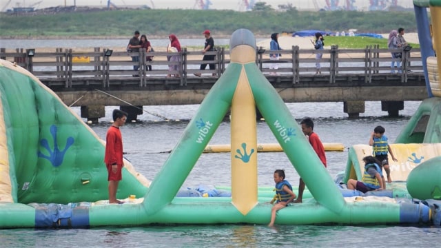 Anak-anak yang bermain di kawasan Pantai Karnaval Ancol dan sekitarnya diawasi oleh petugas yang berjaga. (Foto: Nugroho Sejati/kumparan)