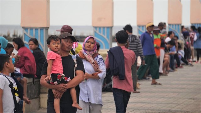 Pengunjung beramai-ramai datang ke kawasan Pantai Karavan Ancol dan sekitarnya. (Foto: Nugroho Sejati/kumparan)