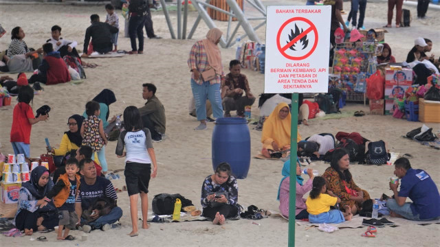 Pengunjung memadati kawasan Pantai Karnaval Ancol dan sekitarnya sejak sore hari, Senin (31/12). (Foto: Nugroho Sejati/kumparan)