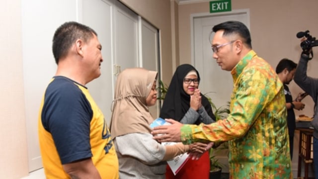 Gubernur Jawa Barat Ridwan Kamil menyerahkan uang santunan untuk Haringga melalui keluarga almarhum. (Foto: Dok. kitabisa.com)
