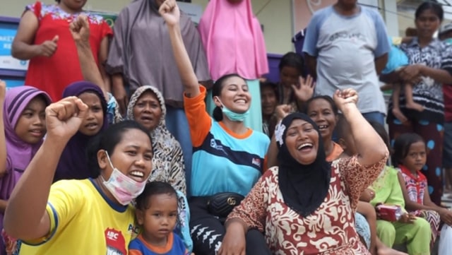 Awkarin saat menyalurkan bantuan di Palu (Foto: Dok. kitabisa.com)
