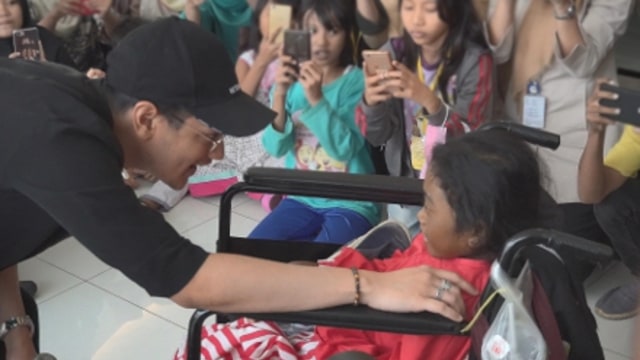 Afgan menghibur pasien di Rumah Sakit Cipto Mangunkusumo (Foto: Dok. kitabisa.com)