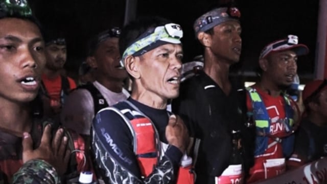 Peserta marathon Nusantarun menyanyikan lagu Indonesia Raya sembelum berlari. (Foto: Dok. kitabisa.com)