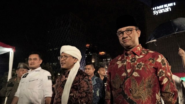 Gubernur DKI Jakarta Anies Baswedan (kanan) dan Aa Gym (tengah) tiba di lokasi nikah massal dan Itsbat Nikah Warga DKI Jakarta 2018. (Foto: Jamal Ramadhan/kumparan)