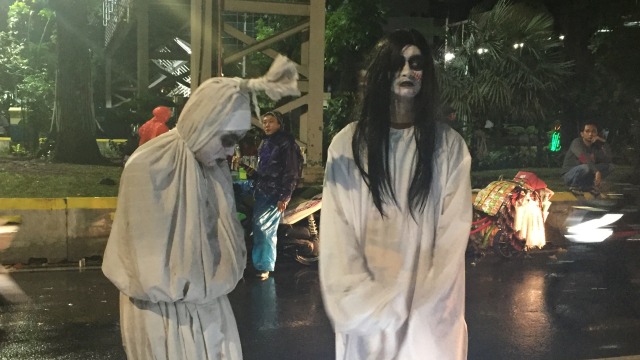 Pocong dan Valak di perayaan malam tahun baru di Monas (Foto: Darin Atiandina/kumparan)