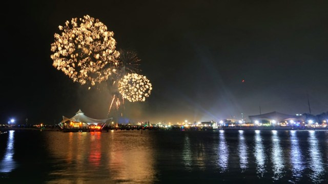 Suasana malam Tahun Baru 2019 di Pantai Ancol, Jakarta, Selasa (1/1). Foto: Nugroho Sejati/kumparan