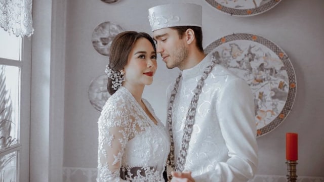 Aura Kasih dan sang suami, Eryck Amaral. (Foto: Instagram @eryckama_ral)