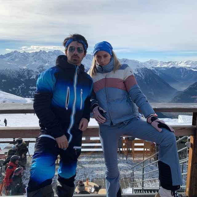 Potret Mesra Nick Jonas dan Priyanka Chopra Rayakan Tahun Baru (2)