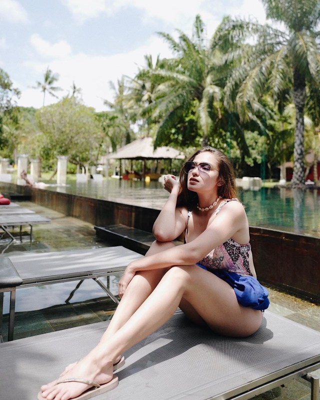 Yasmine Wildblood menikmati cahaya mentari di Segara Village Sanur Bali (Foto: Instagram/Yasmine Leeds Wildblood)