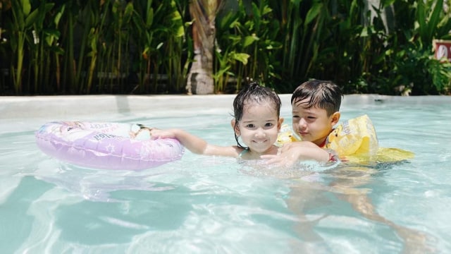 Sera dan paman kecilnya, Bradley berenang bersama  (Foto: Instagram/Yasmine Leeds Wildblood)