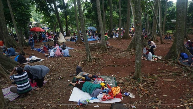 Sejumlah pengunjung istirahat di bawah pohon Kebun Binatang Ragunan, Jakarta,Selasa (1/1/19). (Foto: Irfan Adi Saputra/kumparan)