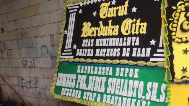 Karangan bunga dari Kapolresta Depok untuk Bripka Matheus De Haan. (Foto: Reki Febrian/kumparan)
