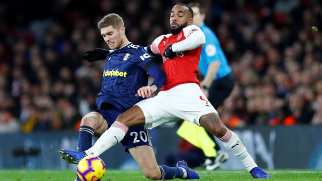 Pemain Arsenal dan Fulham berduel satu sama lain. (Foto: REUTERS/Eddie Keogh)