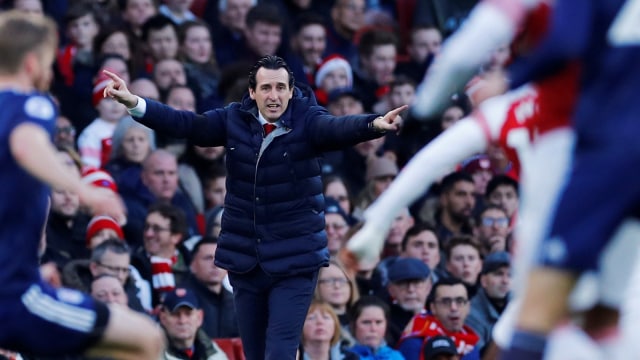 Emery saat memberikan instruksi di laga lawan Fulham. (Foto: REUTERS/Eddie Keogh)