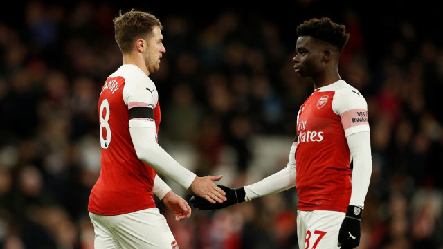 Bukayo Saka bersalaman dengan Aaron Ramsey. (Foto: Reuters/John Sibley)