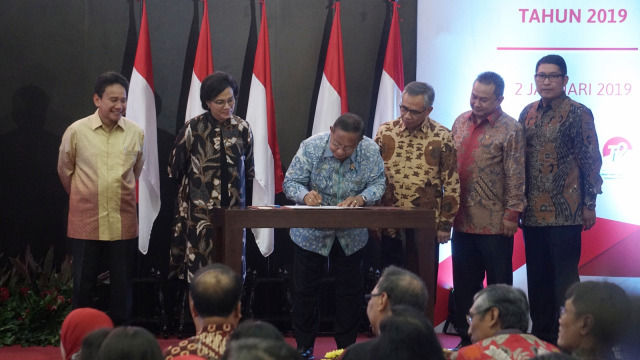 Menteri Koordinator Perekonomian Dharmin Nasution (ketiga kiri), Menteri Keuangan Sri Mulyani (kedua kiri),  meresmikan pembukaan perdagangan Bursa Efek Indonesia (BEI) 2019 di Gedung BEI, Jakarta, Rabu (2/1). (Foto:  Fanny Kusumawardhani/kumparan)