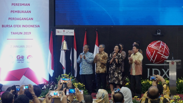 Menteri Koordinator Perekonomian Dharmin Nasution (kiri), Menteri Keuangan Sri Mulyani (ketiga kiri),  meresmikan pembukaan perdagangan Bursa Efek Indonesia (BEI) 2019 di Gedung BEI, Jakarta, Rabu (2/1). (Foto:  Fanny Kusumawardhani/kumparan)