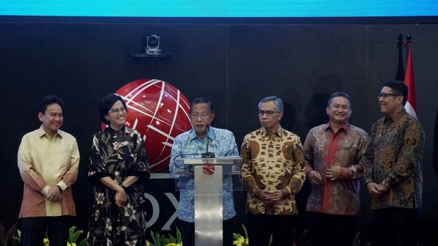 Menteri Koordinator Perekonomian Dharmin Nasution (ketiga kiri), Menteri Keuangan Sri Mulyani (kedua kiri),  meresmikan pembukaan perdagangan Bursa Efek Indonesia (BEI) 2019 di Gedung BEI, Jakarta, Rabu (2/1). (Foto:  Fanny Kusumawardhani/kumparan)