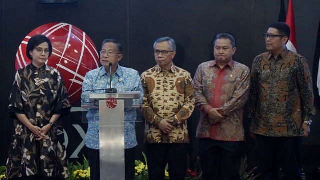Menteri Koordinator Perekonomian Dharmin Nasution (kedua kiri), Menteri Keuangan Sri Mulyani (kiri),  meresmikan pembukaan perdagangan Bursa Efek Indonesia (BEI) 2019 di Gedung BEI, Jakarta, Rabu (2/1). (Foto:  Fanny Kusumawardhani/kumparan)
