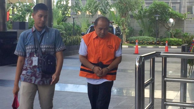 Kepala Dinas Pendidikan dan Kebudayaan Kabupaten Cianjur Cecep Sobandi saat diperiksa KPK. (Foto: Lutfan Darmawan/kumparan)