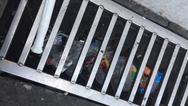 Kondisi selokan di Kota Tua usai libur Tahun Baru. Foto: Darin Atiandina/kumparan