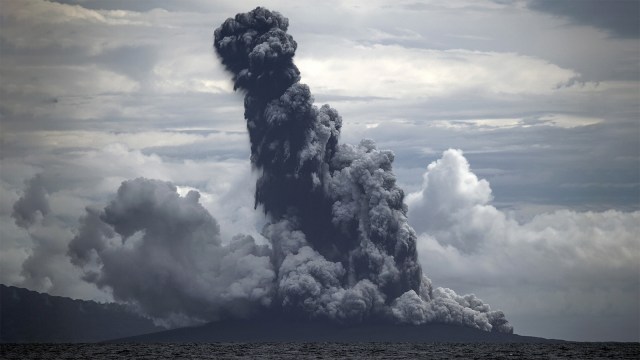 Erupsi Gunung Anak Krakatau. Foto: ANTARA FOTO/Sigid Kurniawan