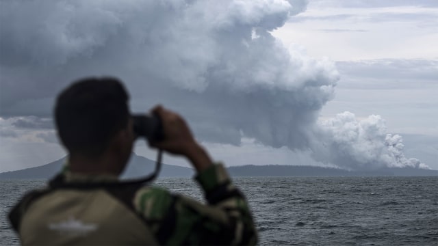 Petugas melihat erupsi Gunung Anak Krakatau. (Foto: ANTARA FOTO/Sigid Kurniawan)