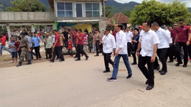 Presiden Jokowi bersama jajaran meninjau lokasi terdampak tsunami Selat Sunda di desa Kunjir, Lampung Selatan (2/1). (Foto: Jihad Akbar/kumparan)