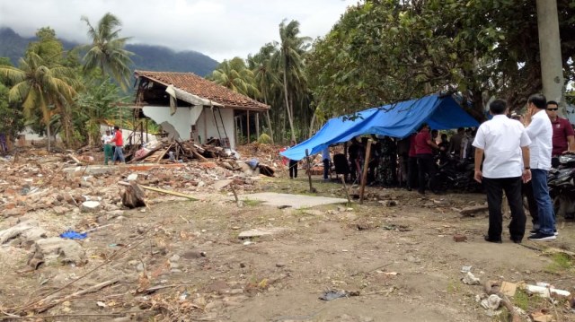 Presiden Jokowi kunjungi desa Kunjir di Lampung Selatan yang terdampak tsunami Selat Sunda. (Foto: Jihad Akbar/kumparan)