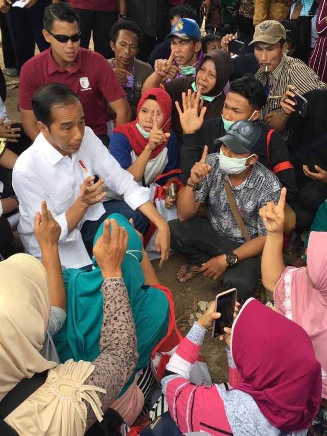 Jokowi berdialog dengan sejumlah warga terdampak tsunami Selat Sunda di Desa Kunjir, Lampung Selatan. (Foto: Dok. Biro Setpres)