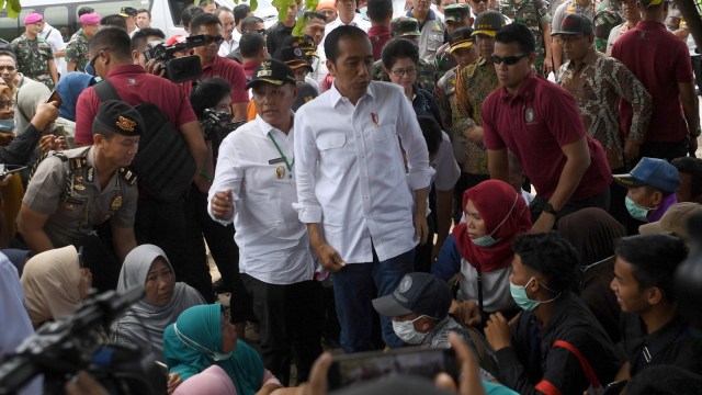 Presiden Joko Widodo (tengah) berdialog dengan warga ketika mengunjungi lokasi terdampak tsunami Selat Sunda di Desa Kunjir, Rajabasa Lampung Selatan, Lampung, Rabu (2/1/2019).  (Foto: ANTARA FOTO/Wahyu Putro A)