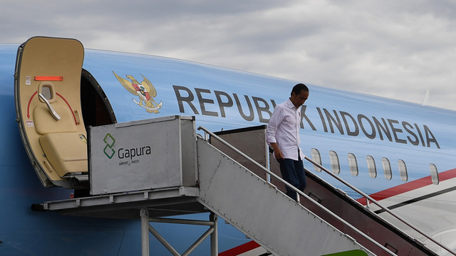 Presiden Joko Widodo turun dari Pesawat Kepresidenan setibanya di Bandara Raden Inten II Lampung, Rabu (2/1/2019). Foto: ANTARA FOTO/Wahyu Putro A