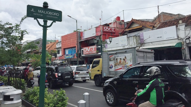 Suasana di sekitar gedung bekas kantor Dinas Pariwisata DIY di Jalan Malioboro, Yogyakarta. (Foto: Arfiansyah Panji Purnandaru/kumparan)