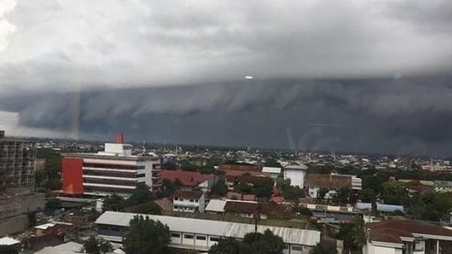 Hari Pertama 2019, Awan Berbentuk Tsunami Muncul di Langit Makassar