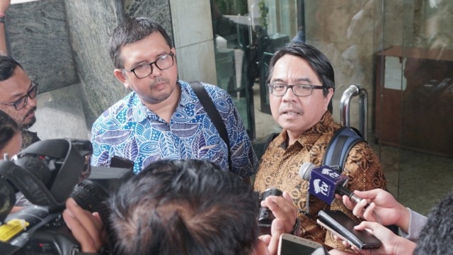 Perwakilan BPJS Watch, Timbul Siregar (kiri)  dan Ade Armando (kanan) di Bareskrim Polri, Jakarta Pusat (2/1).
 Foto: Iqbal Firdaus/kumparan