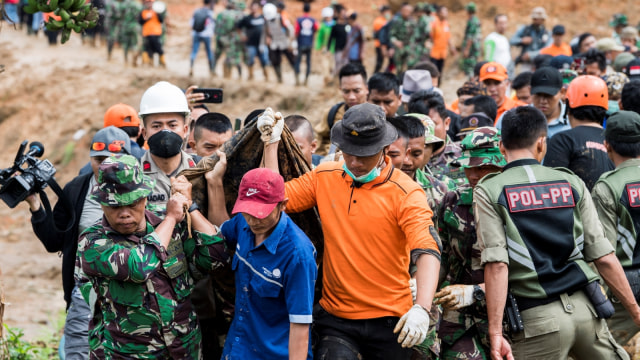 Petugas gabungan membawa korban longsor di kampung Cimapag, Desa Sirnaresmi, Kecamatan Cisolok, Kabupaten Sukabumi, Jawa Barat, Rabu (2/1/2019).  (Foto: ANTARA FOTO/M Agung Rajasa)