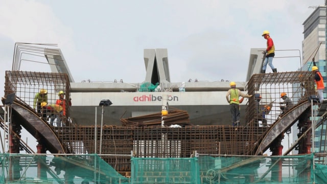 Ilustrasi pekerja Kontruksi LRT Jabodebek. (Foto:  Helmi Afandi Abdullah/kumparan)