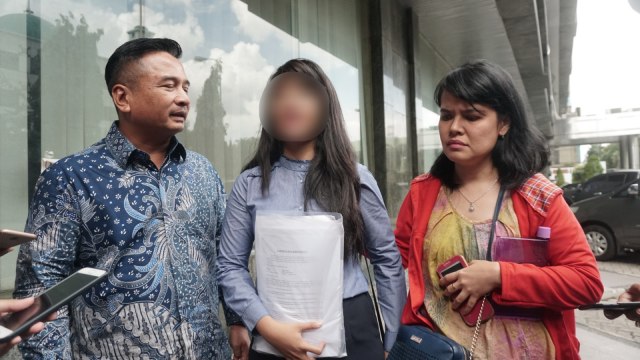 Diduga korban pelecehan seksual oleh Dewan Pengawas BPJS TK (tengah) bersama Kuasa Hukumnya Heribertus (kiri) di Bareskrim Polri, Jakarta Pusat (2/1). (Foto: Iqbal Firdaus/kumparan)