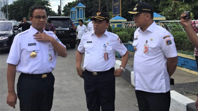 Gubernur DKI Jakarta, Anies Baswedan, meninjau kondisi Kali Item, Jakarta. (Foto: Moh Fajri/kumparan)